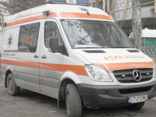 Ambulanţa, pusă pe drum inutil de un bărbat cu probleme psihice: reclama că s-a surpat un mal de pământ peste un muncitor